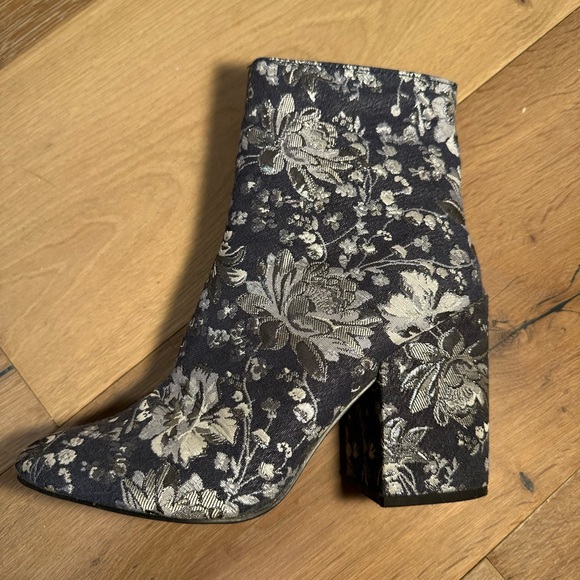 Heeled Flower Boots - Picture 4 of 5